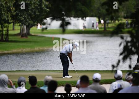 Doral, USA. April 2025. Patrick Reed von den 4Aces GC-Putts während des letzten Tages des LIV Golf Invitational 2025 - Miami auf dem Trump National Golf Course am 6. April 2025 in Doral, Florida. (Foto: JC Ruiz/SIPA USA) Credit: SIPA USA/Alamy Live News Stockfoto