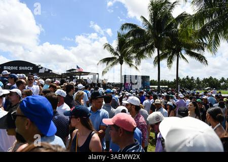 Doral, USA. April 2025. Fans treffen sich, um die Spieler am letzten Tag des LIV Golf Invitational 2025 in Miami am 6. April 2025 auf dem Trump National Golf Course in Doral, Florida, abzuschlagen. (Foto: JC Ruiz/SIPA USA) Credit: SIPA USA/Alamy Live News Stockfoto