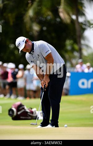 Doral, USA. April 2025. Patrick Reed von den 4Aces GC-Putts während des letzten Tages des LIV Golf Invitational 2025 - Miami auf dem Trump National Golf Course am 6. April 2025 in Doral, Florida. (Foto: JC Ruiz/SIPA USA) Credit: SIPA USA/Alamy Live News Stockfoto