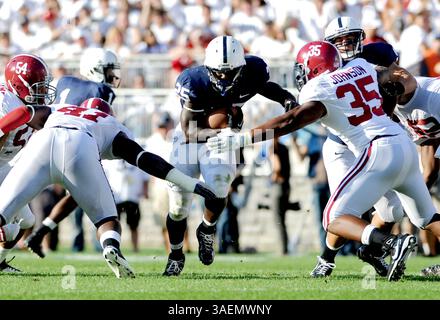 11. September 2011 – University Park, PA, USA – Silas Redd, Mittelteil des Penn State, läuft am Samstag, 10. September 2011 im Beaver Stadium im University Park, Pennsylvania mit dem Ball durch die Verteidiger von Alabama. Alabama verzeichnete 27-11 einen Triumph. (Kreditbild: © Abby Drey/Centre Daily Times/MCT/ZUMAPRESS.com) Stockfoto