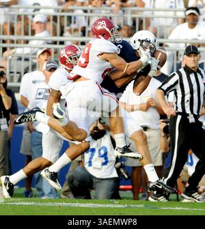 11. September 2011 – University Park, PA, USA – will Lowery von Alabama verteidigt sich gegen Derek Moye von Penn State, als er am Samstag, den 10. September 2011, im Beaver Stadium im University Park, Pennsylvania, den Ball zu fangen versucht. Alabama verzeichnete 27-11 einen Triumph. (Kreditbild: © Abby Drey/Centre Daily Times/MCT/ZUMAPRESS.com) Stockfoto
