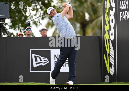 Doral, USA. April 2025. Patrick Reed von den 4Aces GC schlägt am letzten Tag des LIV Golf Invitational - Miami 2025 auf dem Trump National Golf Course am 6. April 2025 in Doral, Florida ab. (Foto: JC Ruiz/SIPA USA) Credit: SIPA USA/Alamy Live News Stockfoto