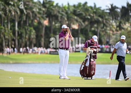 Doral, USA. April 2025. Marc Leishman von der Ripper GC überprüft die Strecke am letzten Tag des LIV Golf Invitational 2025 - Miami auf dem Trump National Golf Course am 6. April 2025 in Doral, Florida. (Foto: JC Ruiz/SIPA USA) Credit: SIPA USA/Alamy Live News Stockfoto