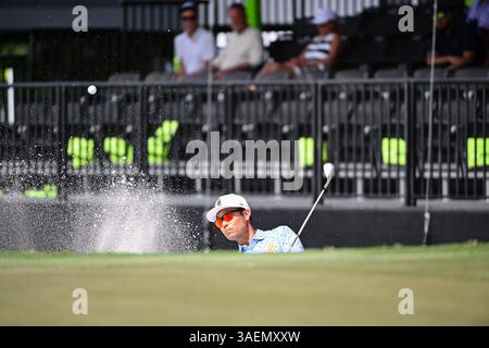 Doral, USA. April 2025. Kevin Na, Kapitän der Iron Heads GC, trifft am 6. April 2025 auf dem Trump National Golf Course in Doral, Florida, einen Bunkerschuss auf das 17. Loch während des letzten Tages des LIV Golf Invitational 2025 in Miami. (Foto: JC Ruiz/SIPA USA) Credit: SIPA USA/Alamy Live News Stockfoto