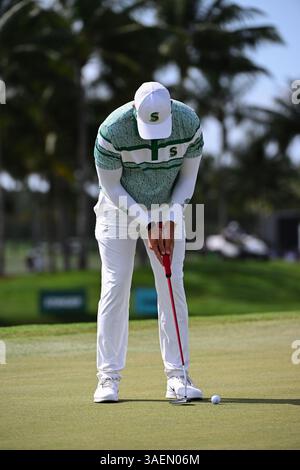 Doral, USA. April 2025. Dean Burmester von den Stinger GC-Putts am letzten Tag des LIV Golf Invitational 2025 - Miami auf dem Trump National Golf Course am 6. April 2025 in Doral, Florida. (Foto: JC Ruiz/SIPA USA) Credit: SIPA USA/Alamy Live News Stockfoto