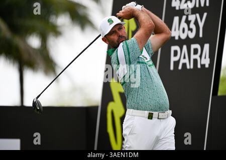 Doral, USA. April 2025. Charl Schwartzel von The Stinger GC schlägt am 6. April 2025 auf dem Trump National Golf Course 2025 in Doral, Florida, am letzten Tag des LIV Golf Invitational - Miami ab. (Foto: JC Ruiz/SIPA USA) Credit: SIPA USA/Alamy Live News Stockfoto