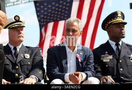 11. September 2011 - Chicago, IL, USA - Bürgermeister Rahm Emanuel, Feuerwehrkommissar Robert Hoff, Linke und erste stellvertretende Chicago Police Superintendent Alfonsa Wysinger und andere versammelten sich im Little Cubs Field in Chicago, Illinois, um den 10. Jahrestag des 11. September 2011 zu feiern. (Bild: © Nancy Stone/Chicago Tribune/MCT/ZUMAPRESS.com) Stockfoto