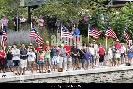 11. September 2011 - Naperville, IL, USA - die Zuschauer sehen sich während der Zeremonie 9/11 im Commander Dan Shanower Memorial in Naperville, Illinois, am Sonntag, den 11. September 2011 an. (Bild: © Corey R. Minkanic/Chicago Tribune/MCT/ZUMAPRESS.com) Stockfoto
