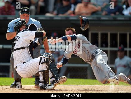 11. September 2011 - Chicago, IL, USA - A.J. Pierzynski von den Chicago White Sox markiert Trevor Crowe von den Cleveland Indians nach einer Kollision auf der Heimplatte im 6. Inning im US Cellular Field in Chicago, Illinois, Sonntag, 11. September 2011. (Bild: © Stacey Wescott/Chicago Tribune/MCT/ZUMAPRESS.com) Stockfoto