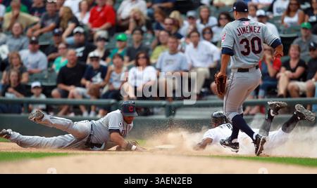 11. September 2011 - Chicago, IL, USA - Cleveland Indians Carlos Santana markiert die erste Basis vor Juan Pierre von den Chicago White Sox während des 5. Inning im US Cellular Field in Chicago, Illinois, Sonntag, 11. September 2011. (Bild: © Stacey Wescott/Chicago Tribune/MCT/ZUMAPRESS.com) Stockfoto