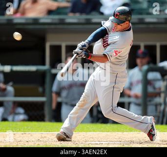 11. September 2011 – Chicago, IL, USA – Luis Valbuena von den Cleveland Indians trifft am Sonntag, den 11. September 2011 im US Cellular Field in Chicago, Illinois, einen Solo-Home-Run gegen die Chicago White Sox. (Bild: © Stacey Wescott/Chicago Tribune/MCT/ZUMAPRESS.com) Stockfoto