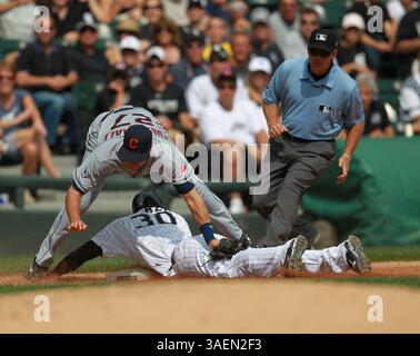 11. September 2011 – Chicago, IL, USA – Alejandro de AZA von den Chicago White Sox stiehlt am Sonntag, den 11. September 2011, die dritte Basis gegen Lonnie Chisenhall der Cleveland Indians. (Bild: © Stacey Wescott/Chicago Tribune/MCT/ZUMAPRESS.com) Stockfoto