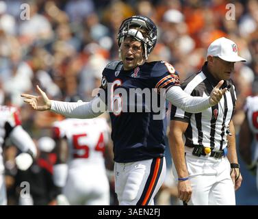 11. September 2011 – Chicago, IL, USA – Chicago Bears Quarterback Jay Cutler (6) hinterfragt einen späten Hit-Anruf mit dem Schiedsrichter im ersten Quartal. Die Chicago Bears besiegten die Atlanta Falcons 30–12 beim Soldier Field in Chicago, Illinois, am Sonntag, den 11. September 2011. (Bild: © Jose M. Osorio/Chicago Tribune/MCT/ZUMAPRESS.com) Stockfoto