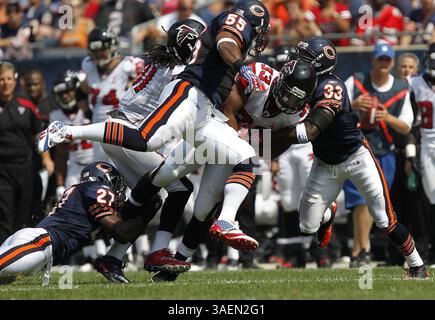 11. September 2011 – Chicago, IL, USA – Atlanta Falcons Running Back Michael Turner (33) wird im ersten Quartal von den Chicago Bears verteidigt. Die Chicago Bears besiegten die Atlanta Falcons 30–12 beim Soldier Field in Chicago, Illinois, am Sonntag, den 11. September 2011. (Bild: © Jose M. Osorio/Chicago Tribune/MCT/ZUMAPRESS.com) Stockfoto