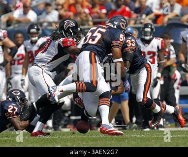 11. September 2011 - Chicago, IL, USA - Atlanta Falcons Running Back Michael Turner (33) fummelt den Ball im ersten Quartal. Die Chicago Bears haben den Ball wiedergewonnen. Die Chicago Bears besiegten die Atlanta Falcons 30–12 beim Soldier Field in Chicago, Illinois, am Sonntag, den 11. September 2011. (Bild: © Jose M. Osorio/Chicago Tribune/MCT/ZUMAPRESS.com) Stockfoto
