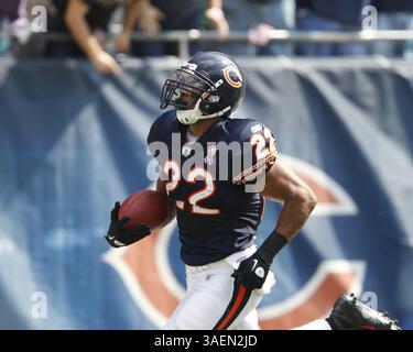 11. September 2011 – Chicago, IL, USA – Chicago Bears Running Back Matt Forte (22) läuft in die Endzone für einen Touchdown im ersten Quartal. Die Chicago Bears besiegten die Atlanta Falcons 30–12 beim Soldier Field in Chicago, Illinois, am Sonntag, den 11. September 2011. (Bild: © Nuccio Dinuzzo/Chicago Tribune/MCT/ZUMAPRESS.com) Stockfoto