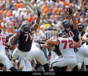 11. September 2011 – Chicago, IL, USA – Chicago Bears Defensive End Israel Idonije (71) und Julius Peppers (90) versuchen im ersten Quartal ein Field Goal zu blockieren. Die Chicago Bears besiegten die Atlanta Falcons 30–12 beim Soldier Field in Chicago, Illinois, am Sonntag, den 11. September 2011. (Bild: © Brian Cassella/Chicago Tribune/MCT/ZUMAPRESS.com) Stockfoto