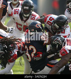 11. September 2011 – Chicago, IL, USA – Chicago Bears Running Back Kahlil Bell (32) wird im vierten Quartal angegriffen. Die Chicago Bears besiegten die Atlanta Falcons 30–12 beim Soldier Field in Chicago, Illinois, am Sonntag, den 11. September 2011. (Bild: © Brian Cassella/Chicago Tribune/MCT/ZUMAPRESS.com) Stockfoto