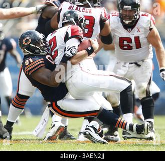 11. September 2011 – Chicago, IL, USA – Chicago Bears Defensive Tackle Amobi Okoye (91) trifft Atlanta Falcons Quarterback Matt Ryan (2) in der zweiten Halbzeit. Die Chicago Bears besiegten die Atlanta Falcons 30–12 beim Soldier Field in Chicago, Illinois, am Sonntag, den 11. September 2011. (Bild: © Nuccio Dinuzzo/Chicago Tribune/MCT/ZUMAPRESS.com) Stockfoto