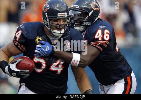 11. September 2011 – Chicago, IL, USA – Brian Urlacher von den Chicago Bears feiert den Fumble für einen Touchdown während der Action im 3. Quartal. Die Chicago Bears besiegten die Atlanta Falcons 30–12 beim Soldier Field in Chicago, Illinois, am Sonntag, den 11. September 2011. (Bild: © Jose Osorio/Chicago Tribune/MCT/ZUMAPRESS.com) Stockfoto