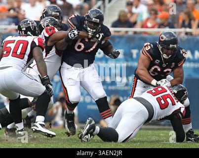 September 2011 – Chicago, IL, USA – Chicago Bears Center Chris Spencer (67) und Wachmann Roberto Garza (63) Block im zweiten Quartal. Die Chicago Bears besiegten die Atlanta Falcons 30–12 beim Soldier Field in Chicago, Illinois, am Sonntag, den 11. September 2011. (Bild: © Brian Cassella/Chicago Tribune/MCT/ZUMAPRESS.com) Stockfoto