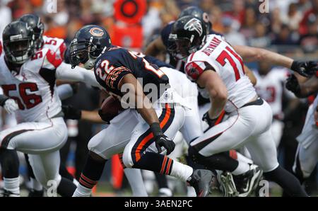 11. September 2011 – Chicago, IL, USA – Chicago Bears Running Back Matt Forte (22) läuft im dritten Quartal um einen Sieg gegen die Atlanta Falcons. Die Chicago Bears besiegten die Atlanta Falcons 30–12 beim Soldier Field in Chicago, Illinois, am Sonntag, den 11. September 2011. (Bild: © Jose Osorio/Chicago Tribune/MCT/ZUMAPRESS.com) Stockfoto
