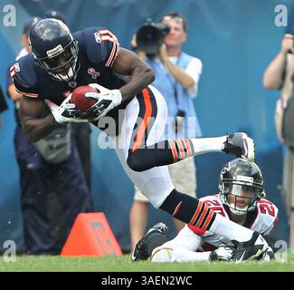 11. September 2011 - Chicago, IL, USA - Chicago Bears Wide Receiver Roy Williams (11) holt im vierten Quartal einen Pass vor den Atlanta Falcons Defensive Back Brent Grimes (20). Die Chicago Bears besiegten die Atlanta Falcons 30–12 beim Soldier Field in Chicago, Illinois, am Sonntag, den 11. September 2011. (Bild: © Brian Cassella/Chicago Tribune/MCT/ZUMAPRESS.com) Stockfoto