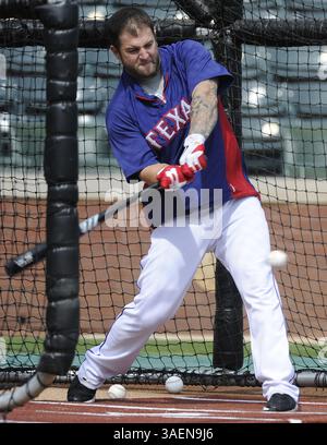 25. Juli 2011: Arlington, TX, USA – der Texas Rangers-Fänger Mike Napoli nimmt am Freitag, 7. Oktober 2011 im Rangers Ballpark in Arlington, Texas, eine Schlagübung ab. (Bild: © Max Faulkner/Fort Worth Star-Telegram/MCT/ZUMAPRESS.com) Stockfoto