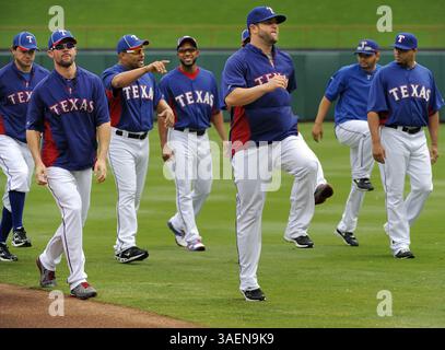 25. Juli 2011: Arlington, TX, USA – Texas Rangers Catcher Mike Napoli (25) und seine Teamkollegen trainieren am Freitag, 7. Oktober 2011 im Rangers Ballpark in Arlington, Texas. (Bild: © Max Faulkner/Fort Worth Star-Telegram/MCT/ZUMAPRESS.com) Stockfoto
