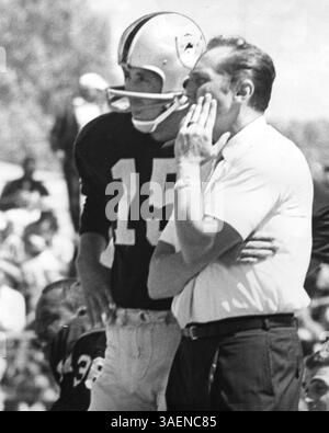 9. August 1964 - Oakland, CA, USA - ehemaliger Trainer Al Davis am Rande eines Ausstellungsspiels gegen die Kansas City Chiefs mit Quarterback Tom Flores (15) in Oakland, Kalifornien. Davis, der eine 60-jährige Fußballkarriere genoss, starb am 8. Oktober 2011. Er war 82. (Bild: © Roy H. Williams/Oakland Tribune/MCT/ZUMAPRESS.com) Stockfoto