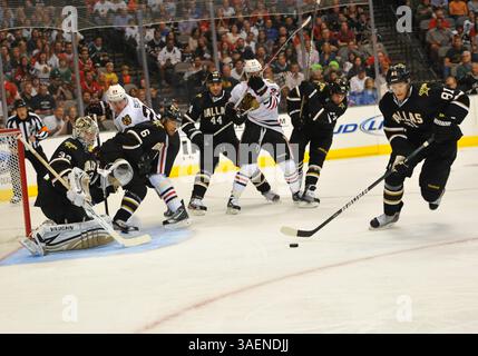 07. Oktober 2011: Dallas, Texas, USA: Der Torwart KARI LEHTONEN (32) der Dallas Stars blockiert den Puck, während TOMAS VINCOUR (81) den Puck trägt. Während eines Spiels im American Airlines Center. (Bild: © Manny Flores/Cal Sport Media/ZUMAPRESS.com) Stockfoto
