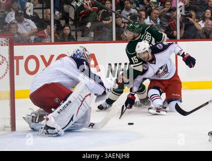 8. Oktober 2011: Saint Paul, Minnesota, USA - Minnesota Wilder rechte Flügel DANY HEATLY (15) kämpft um einen losen Puck und versucht einen Schuss auf Columbus Blue Jackets Torwart STEVE MASON (1) in der zweiten Periode im Excel Energy Center in St. Paul. Minnesota Wild 2 und Columbus Blue Jacken 0. (Bild: © Brian Ekart/Southcreek/ZUMAPRESS.com) Stockfoto