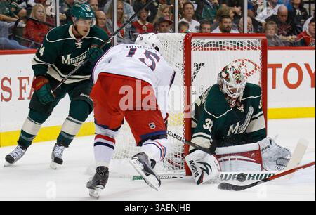 8. Oktober 2011: Saint Paul, Minnesota, USA - DEREK DORSETT (15) versucht in der ersten Periode im Excel Energy Center in St. Paul einen Rückschlag auf den Minnesota Wild Torwart NIKLAS BACKSTROM (32). Hol Dir Die Minnesota Wild 2 Columbus Blue Jacken 0. (Bild: © Brian Ekart/Southcreek/ZUMAPRESS.com) Stockfoto