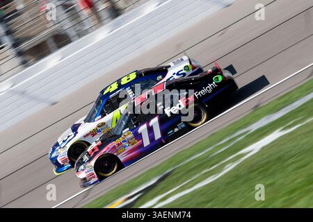 Kansas City, KS - 09. OCT 2011: Jimmie Johnson (48) und Denny Hamlin (11) fahren für das Hollywood Casino 400 Rennen auf dem Kansas Speedway in Kansas City, KS. (Kreditbild: © ASP/Cal Sport Media/ZUMAPRESS.com) Stockfoto