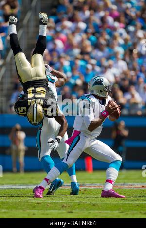 CHARLOTTE, NC - 09. OCT 2010: Saints Linebacker Jonathan Vilma wird umgedreht, während Panthers Quaterback, Cam Newton, als die Panthers Gastgeber der New Orleans Saints im Bank of America Stadium in Charlotte, NC, werden. (Credit Image: © ASP/Cal Sport Media)(Credit Image: © Walter G Arce/Cal Sport Media/ZUMAPRESS.com) Stockfoto