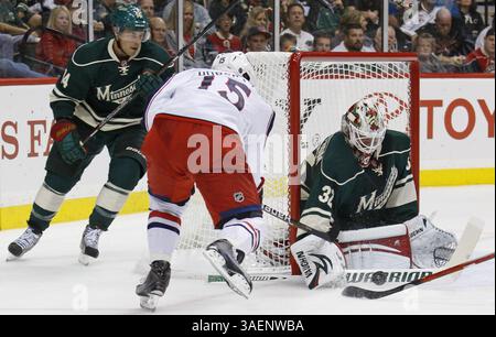 8. Oktober 2011: St. Paul, Minnesota, USA: Derek Dorsett (15) versucht in der ersten Phase im Excel Energy Center in St. Paul, Minnesota, den Minnesota Wild Torwart Niklas Backstrom (32) zu treffen. Hol Dir Die Minnesota Wild 2 Columbus Blue Jacken 0. (Bild: © Brian Ekart/Southcreek/ZUMAPRESS.com) Stockfoto