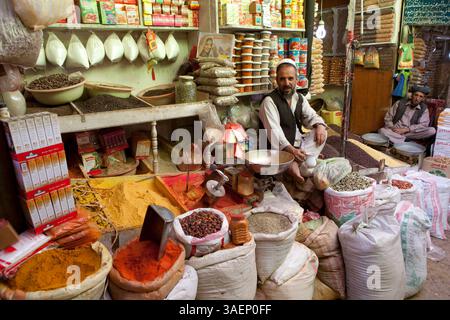 5. Oktober 2011 - Kabul, Afghanistan - Ein Verkäufer steht hinter Taschen und Schüsseln, die hoch mit Getreide, Nüssen und Gewürzen gestapelt sind und an einem Stand im Basar verkauft werden. (Bild: © Ton Koene/ZUMAPRESS.com) Stockfoto