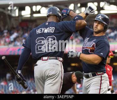 1. August 2011 - Washington, DC, USA - Atlanta Braves zweiter Baseman Dan Uggla (26), rechts schlägt Ellbogen mit Atlanta Braves rechter Feldspieler Jason Heyward (22), nachdem er einen Homerun von Washington Nationals getroffen hatte und Pitcher Livan Hernandez (61) während des zweiten Inning im Nationals Park in Washington, D. C, Montag, 1. August 2011. (Bild: © Harry E. Walker/MCT/MCT/ZUMAPRESS.com) Stockfoto