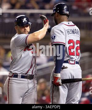 23. September 2011 - Washington, DC, USA - Atlanta Braves zweiter Baseman Dan Uggla (26) gibt einen High-Five-Spieler Jason Heyward (22), nachdem er im Nationals Park in Washington, D. C, Freitag, 23. September 2011. (Bild: © Harry E. Walker/MCT/MCT/ZUMAPRESS.com) Stockfoto