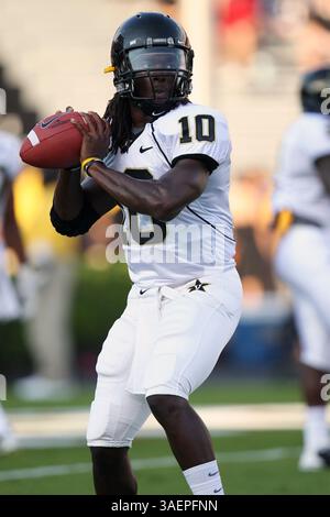 24. September 2011: Larry Smith (10) von Vanderbilt wird vor dem Start des Spiels zwischen den South Carolina Gamecocks und den Vanderbilt Commodores im Williams-Brice Stadium in Columbia, South Carolina, aufgewärmt. South Carolina gewann das Spiel mit 21:3, um 4-0 in der Saison zu gehen. (Bild: © Cecil Copeland/Cal Sport Media/ZUMAPRESS.com) Stockfoto