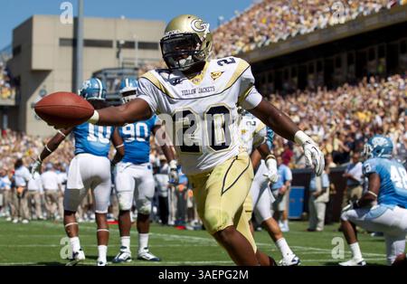 24. September 2011 - Atlanta, GA, USA - Roddy Jones (20) von Georgia Tech bringt die Yellow Jackets im zweiten Quartal im Bobby Dodd Stadium in Atlanta, Georgia, am Samstag, den 24. September 2011 mit 17-7 Punkten vor North Carolina. (Bild: © Robert Willett/Raleigh News & Observer/MCT/ZUMAPRESS.com) Stockfoto