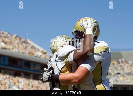 24. September 2011 - Atlanta, GA, USA - Roddy Jones (20) feiert mit seinem Teamkollegen Phil Smith (61), nachdem er den Yellow Jackets Ende des zweiten Quartals im Bobby Dodd Stadium in Atlanta, Georgia, einen 17-7er Vorsprung vor North Carolina gab 2011. Georgia Tech besiegte UNC 35 mit 28. (Bild: © Robert Willett/Raleigh News & Observer/MCT/ZUMAPRESS.com) Stockfoto