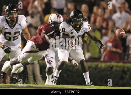 24. September 2011 - Columbia, SC, USA - South Carolina Defensive End Jadeveon Clowney (7) veranlasst Vanderbilt Quarterback Larry Smith (10), den Ball im zweiten Quartal im Williams-Brice Stadium in Columbia, South Carolina, am Samstag, den 24. September 2011 zu fummeln. (Kreditbild: © Gerry Melendez/The State/MCT/ZUMAPRESS.com) Stockfoto