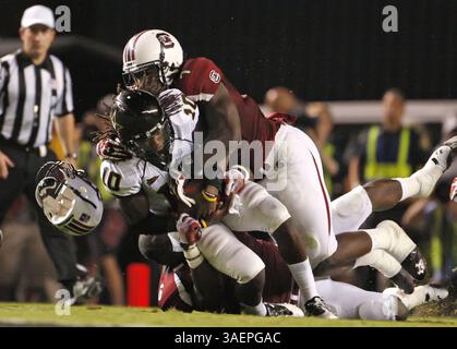 24. September 2011 - Columbia, SC, USA - South Carolina Defensive End Jadeveon Clowney (7) trifft Vanderbilt Quarterback Larry Smith (10) im zweiten Quartal im Williams-Brice Stadium in Columbia, South Carolina, Samstag, 24. September 2011. (Kreditbild: © Gerry Melendez/The State/MCT/ZUMAPRESS.com) Stockfoto