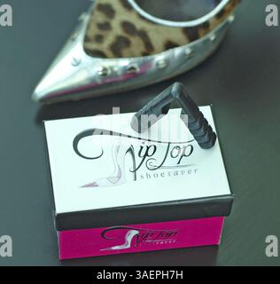 30. Juli 2011 – Miami, FL, USA – als Kelly Lyles aus Aventura, Florida, im Juli eine Website startete, um ihre Erfindung „Tip Top Shoe Savers“ zu verkaufen, ging sie sofort zu sozialen Medien, um das Wort zu verbreiten, Feedback zu erhalten und Menschen/Kunden auf die Website zu bringen. (Bild: © Tim Chapman/Miami Herald/MCT/ZUMAPRESS.com) Stockfoto