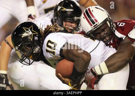 24. September 2011: Larry Smith (10) wird von Melvin Ingram (6) aus South Carolina während des Spiels zwischen den South Carolina Gamecocks und den Vanderbilt Commodores im Williams-Brice Stadium in Columbia, South Carolina, niedergeschlagen. South Carolina gewann das Spiel mit 21:3, um 4-0 in der Saison zu gehen. (Bild: © Cecil Copeland/Cal Sport Media/ZUMAPRESS.com) Stockfoto