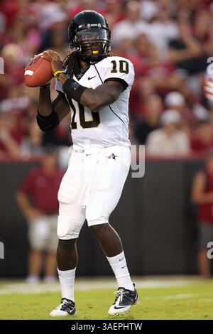 24. September 2011: Vanderbilt-Quarterback Larry Smith (10) sucht nach einem Empfänger während des Spiels der SEC East zwischen den South Carolina Gamecocks und den Vanderbilt Commodores, gespielt im Williams-Brice Stadium in Columbia, South Carolina. South Carolina gewann das Spiel mit 21:3, um 4-0 in der Saison zu gehen. (Bild: © Cecil Copeland/Cal Sport Media/ZUMAPRESS.com) Stockfoto