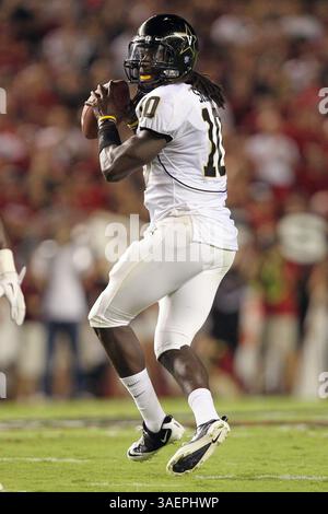 24. September 2011: Vanderbilt-Quarterback Larry Smith (10) sucht nach einem Empfänger während des Spiels der SEC East zwischen den South Carolina Gamecocks und den Vanderbilt Commodores, gespielt im Williams-Brice Stadium in Columbia, South Carolina. South Carolina gewann das Spiel mit 21:3, um 4-0 in der Saison zu gehen. (Bild: © Cecil Copeland/Cal Sport Media/ZUMAPRESS.com) Stockfoto