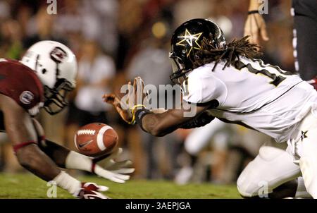 24. September 2011 - Columbia, SC, USA - Linebacker Quin Smith (24) aus South Carolina erholt sich am Samstag, den 24. September 2011 im Williams-Brice Stadium in Columbia, South Carolina, einen Fumble von Vanderbilt-Quarterback Larry Smith (10). South Carolina besiegte Vanderbilt mit 21:3. (Kreditbild: © Gerry Melendez/The State/MCT/ZUMAPRESS.com) Stockfoto