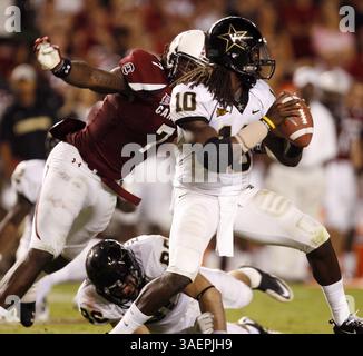 24. September 2011 – Columbia, SC, USA – South Carolina Defensive End Jadeveon Clowney (7) entführt Vanderbilt Quarterback Larry Smith (10) und verursacht einen Fumble während der zweiten Halbzeit im Williams-Brice Stadium in Columbia, South Carolina, Samstag, den 24. September 2011. South Carolina besiegte Vanderbilt mit 21:3. (Kreditbild: © Tracy Glantz/The State/MCT/ZUMAPRESS.com) Stockfoto